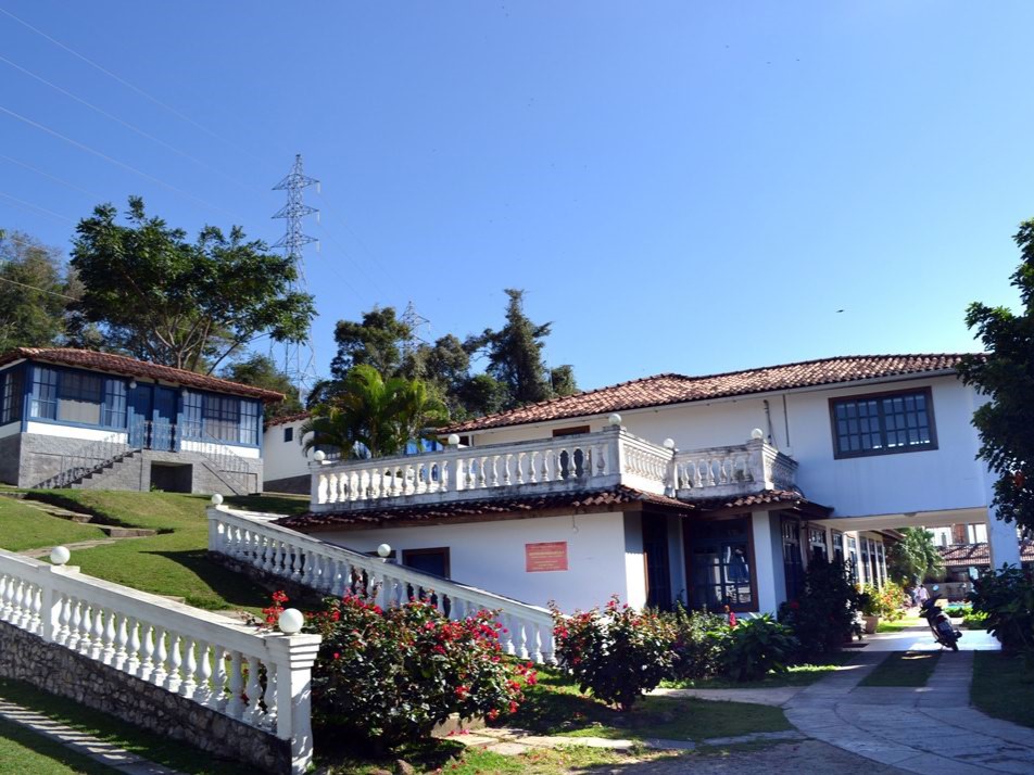 A Pousada Fazenda São João fica na região Costa do Sol, a 164 km do Rio de Janeiro, entre Rio das Ostras e Barra de São João. O imóvel do século XVIII, construído em estilo colonial português, mantem suas características históricas e naturais preservadas.